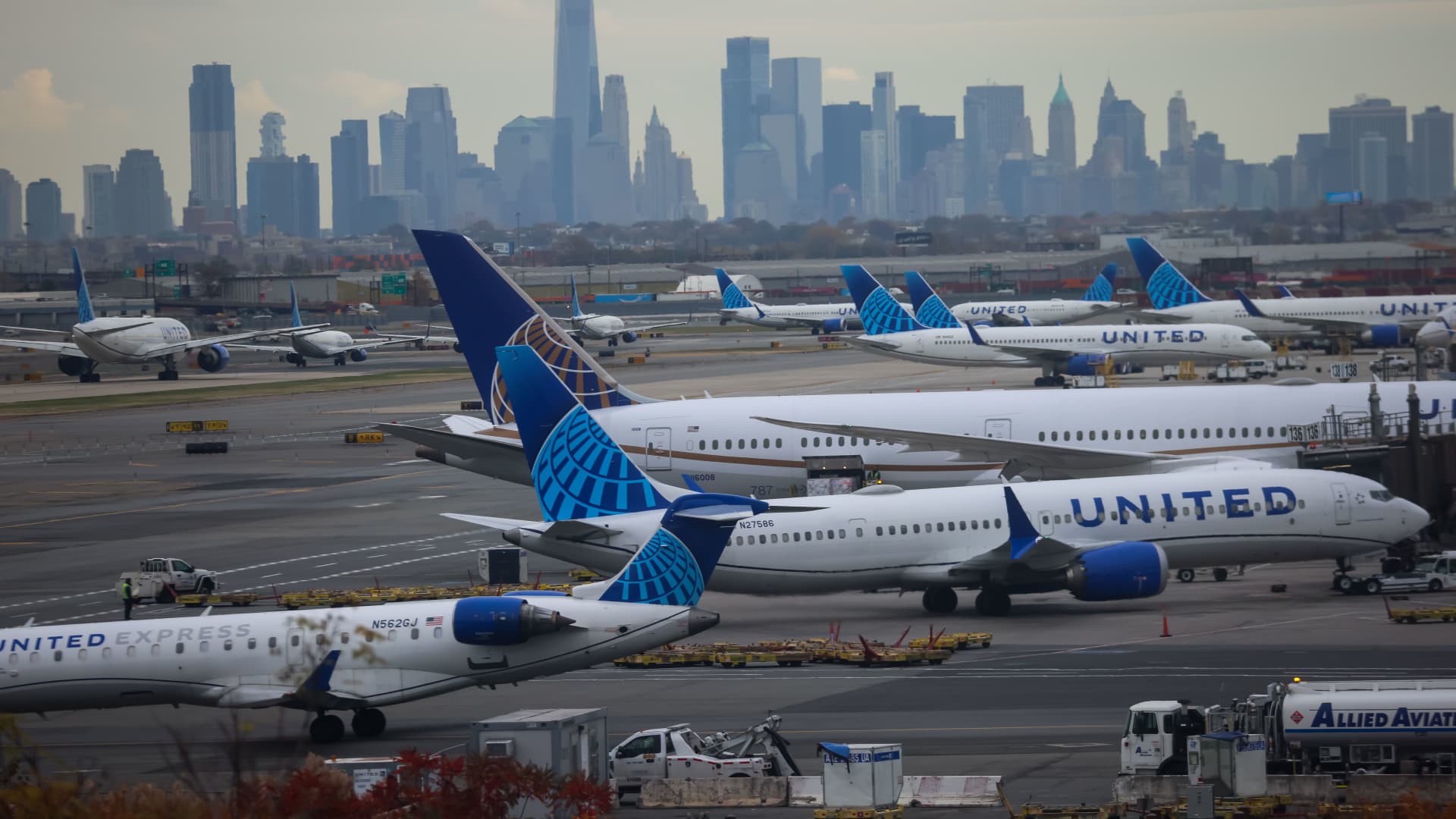 United Airlines hikes checked bag fees by $10 as fuel prices climb